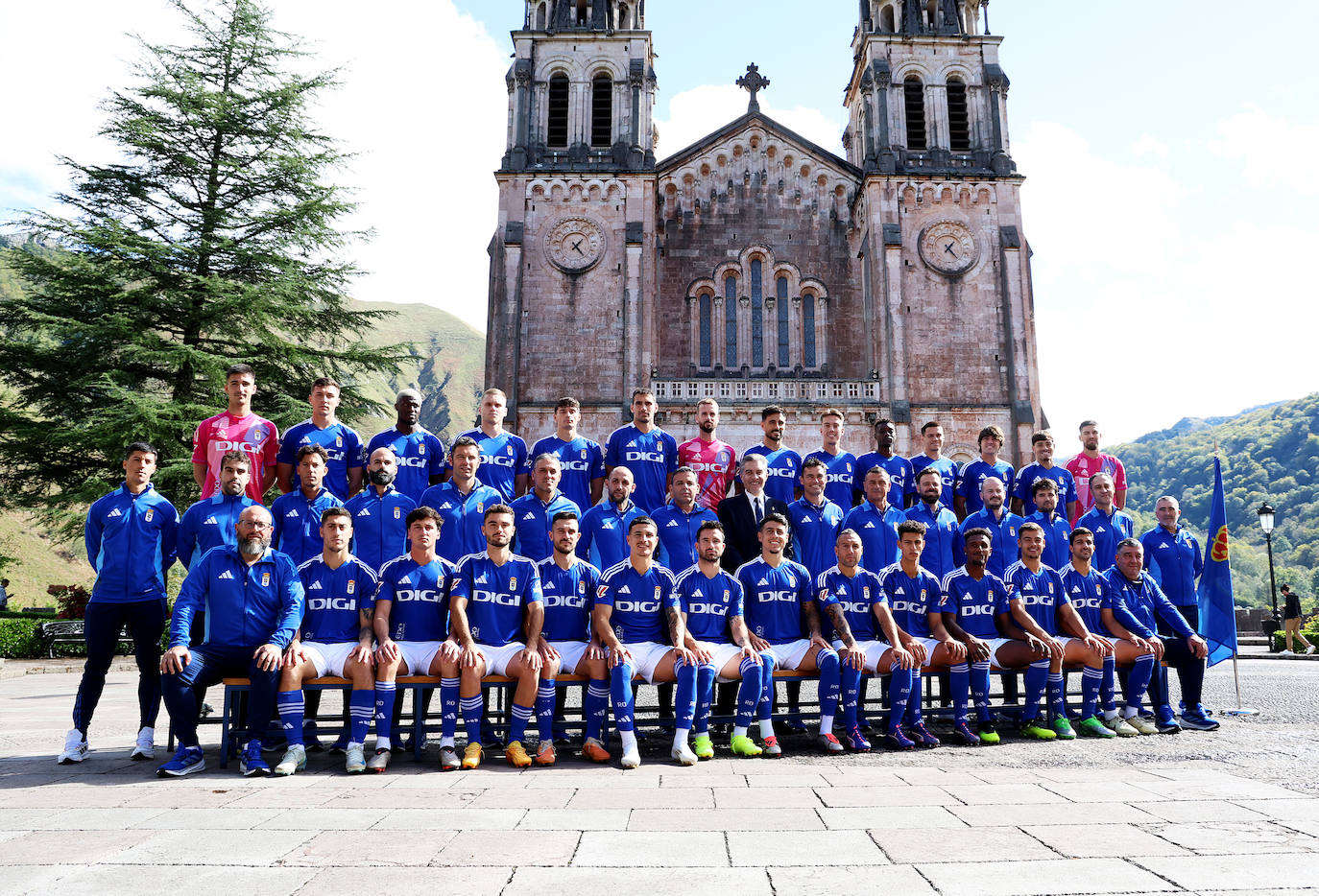 La Santina bendice al Real Oviedo, en imágenes