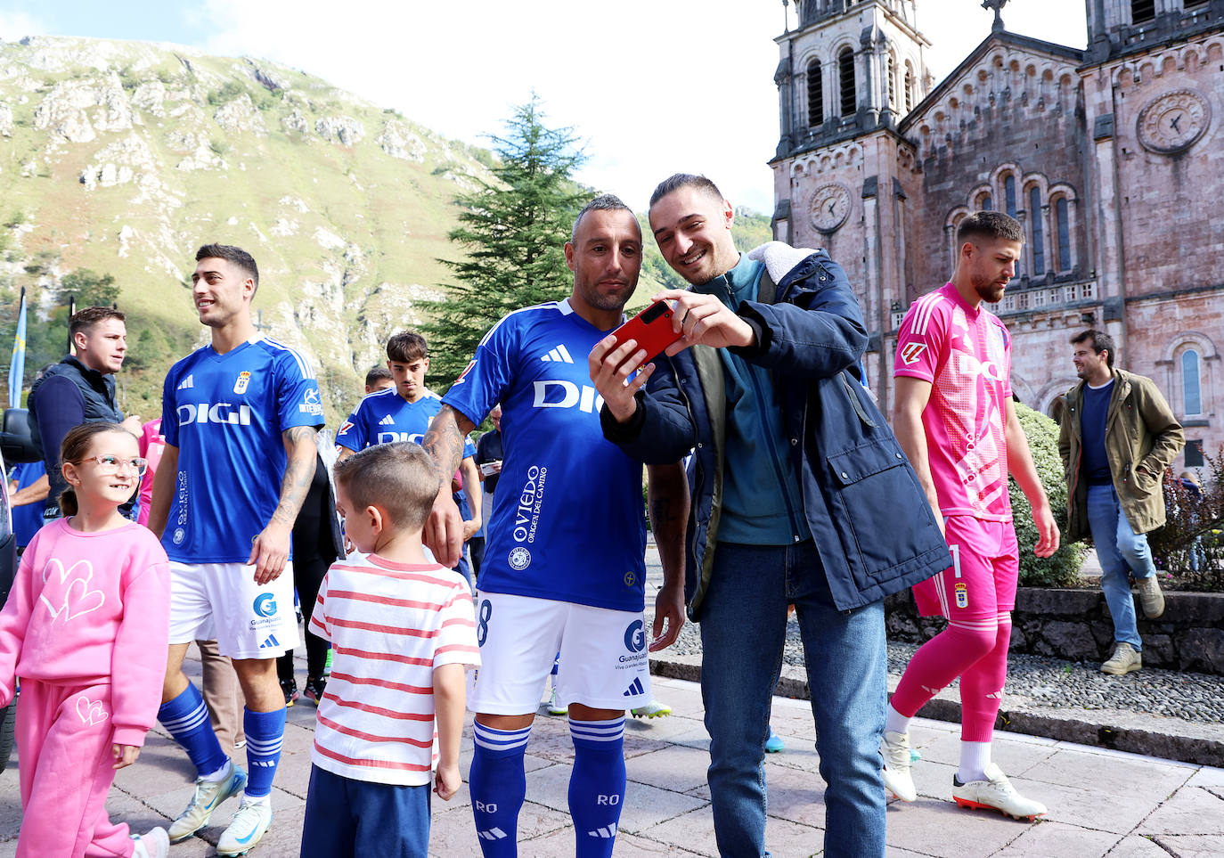 La Santina bendice al Real Oviedo, en imágenes