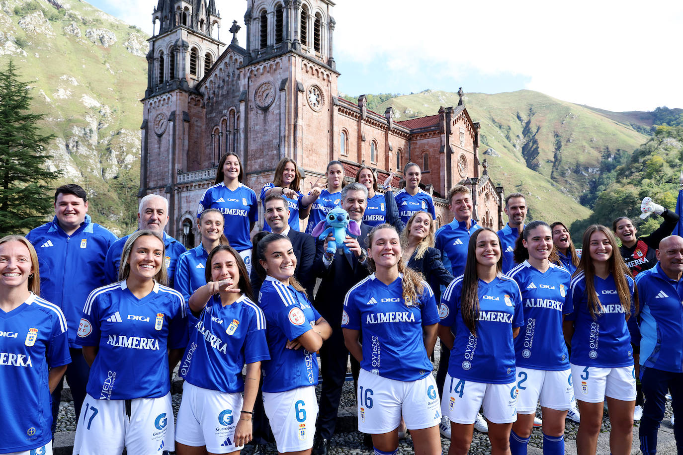 La Santina bendice al Real Oviedo, en imágenes