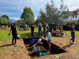 Los escolares, en plena tarea de búsqueda en un yacimiento.