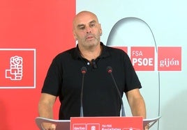 El secretario de la Agrupación Socialista de Gijón, Monchu García, durante su comparecencia.