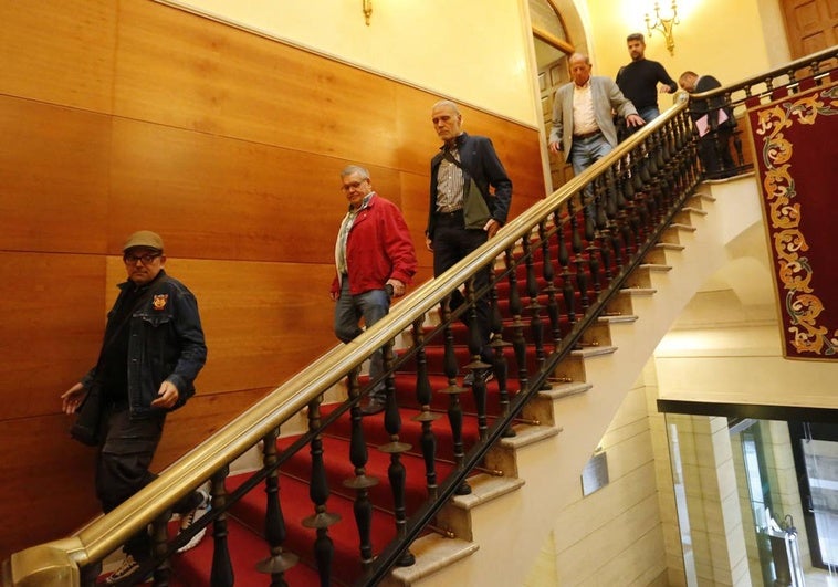 Los vecinos bajando las escaleras del consistorio gijonés porque se quedan fuera del Consejo Social