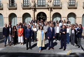 Teresa Sanjurjo, frente a la fachada del Reconquista, a la cabeza del extensísimo equipo de personas que trabaja este año para que la Semana de los Premios Princesa sea un éxito.