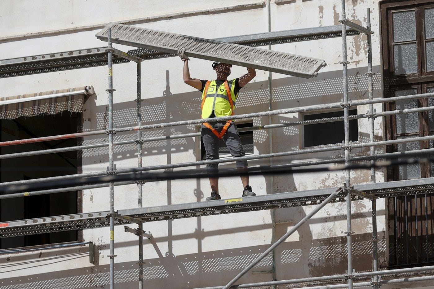 Un operario trabaja en la construcción de un edificio.