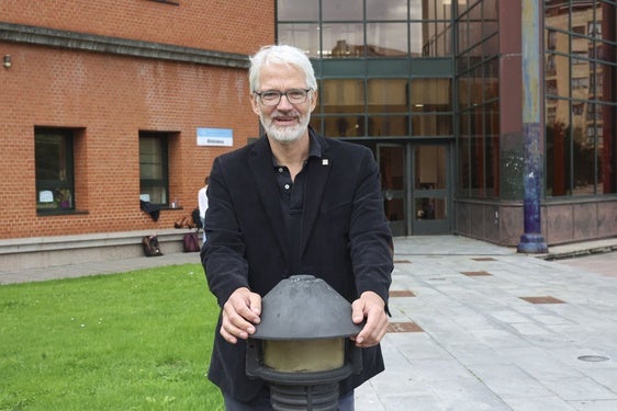 Lennart Koch, frente a la biblioteca Emilio Alarcos, en el campus de Humanidades