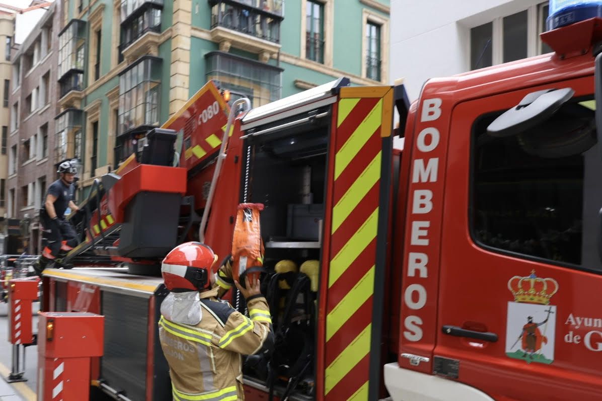 Imágenes del incendio en la calle San Agustín en Gijón