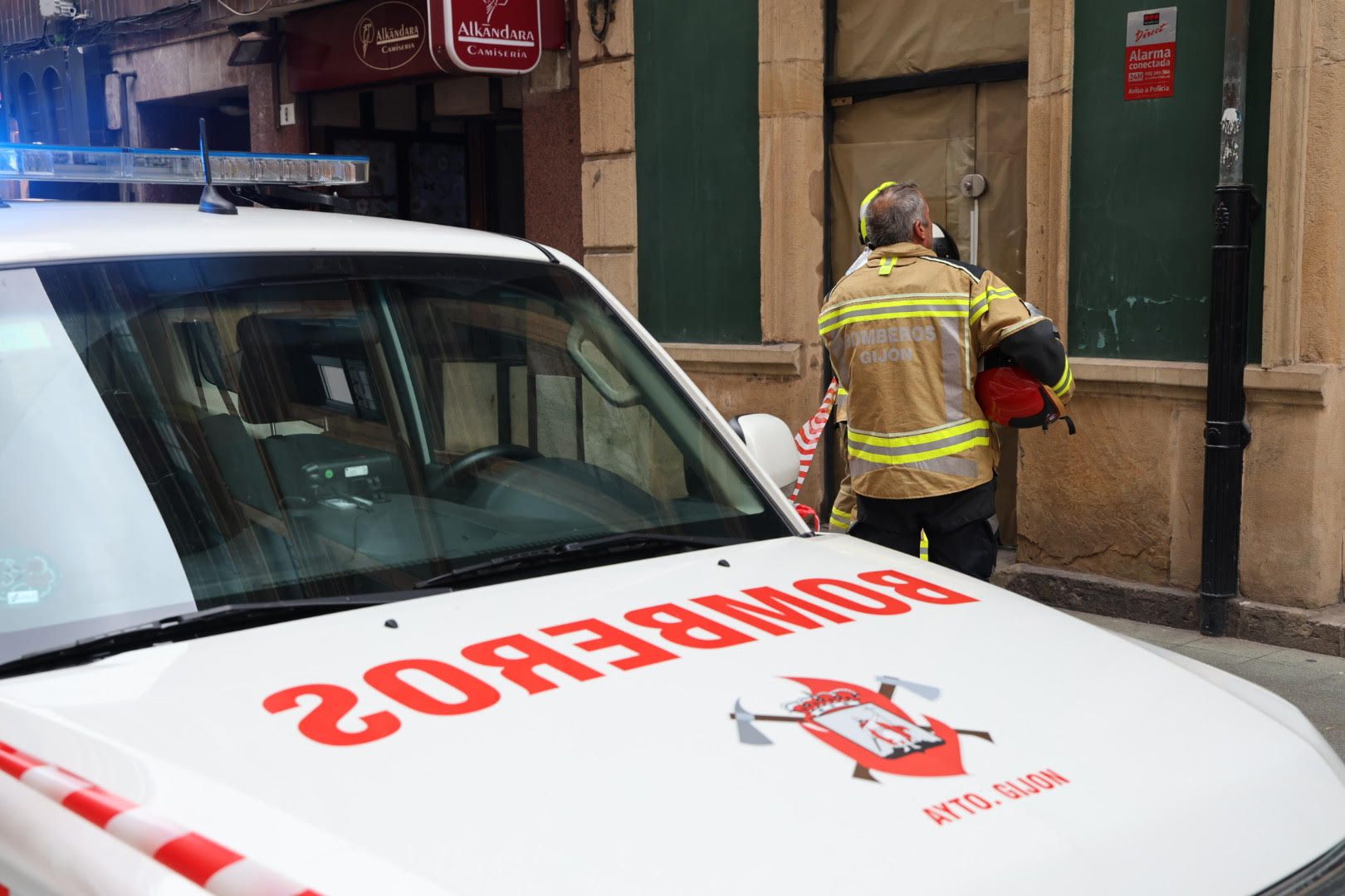 Imágenes del incendio en la calle San Agustín en Gijón