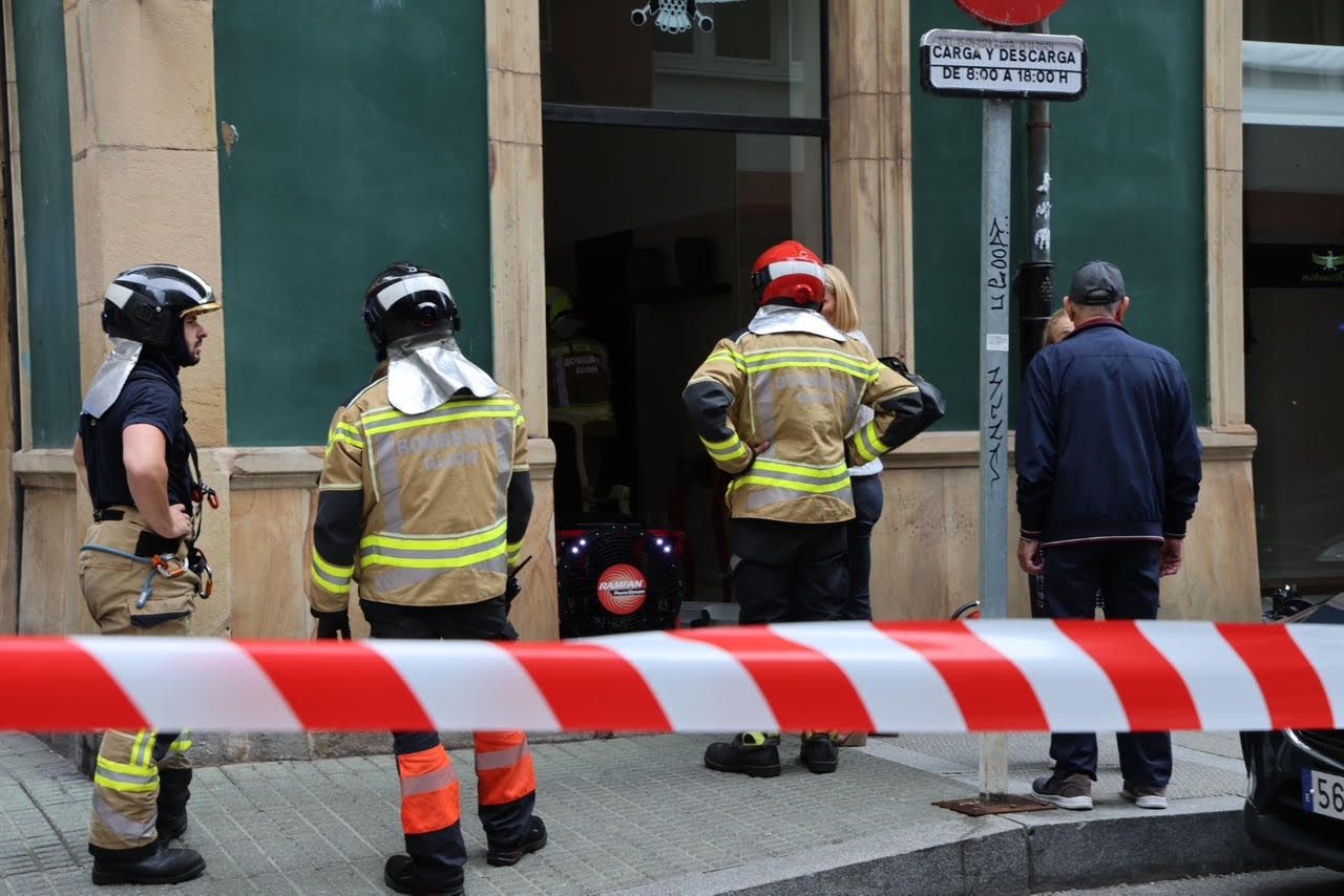 Imágenes del incendio en la calle San Agustín en Gijón