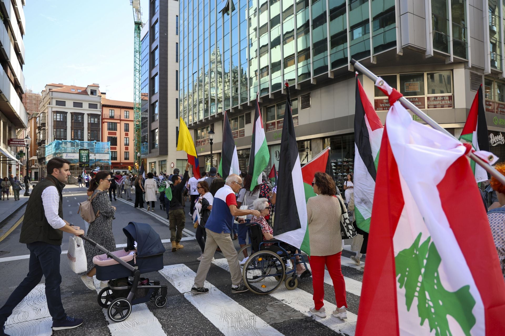 Más de un millar de personas se manifiesta en Gijón en apoyo a Palestina