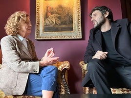 Rosina Gómez Baeza y Pablo de Soto, durante la reunión informal que celebraron en la mañana de ayer.