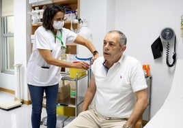 Un paciente del centro de salud de La Lila, en Oviedo, vacunándose ayer.