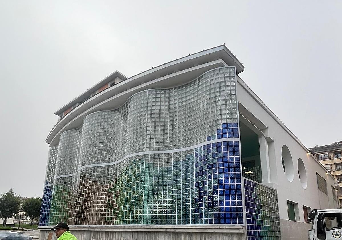 Fachada de la escuelina de Pola de Siero formada por más de 2.600 pavés de colores.