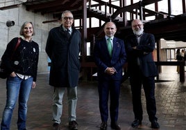 La vicerrectora Pilar García Cuetos, el decano del Colegio de Arquitectos, Miguel Casariego, el rector Ignacio Villaverde y el vocal del Colegio de Arquitectos, José Ramón Fernández Vázquez de Prada.