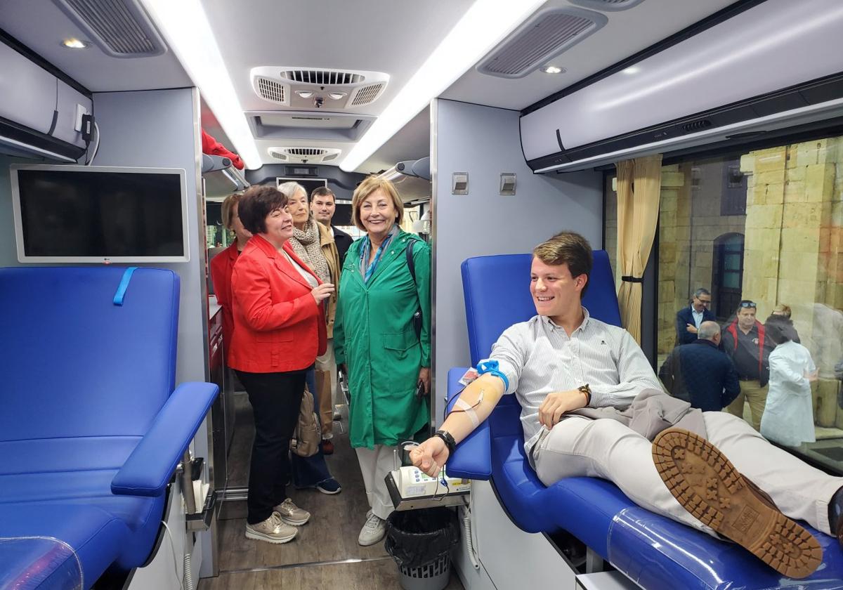 Las autoridades saludaron ayer a algunos de los primeros donantes en el autobús.