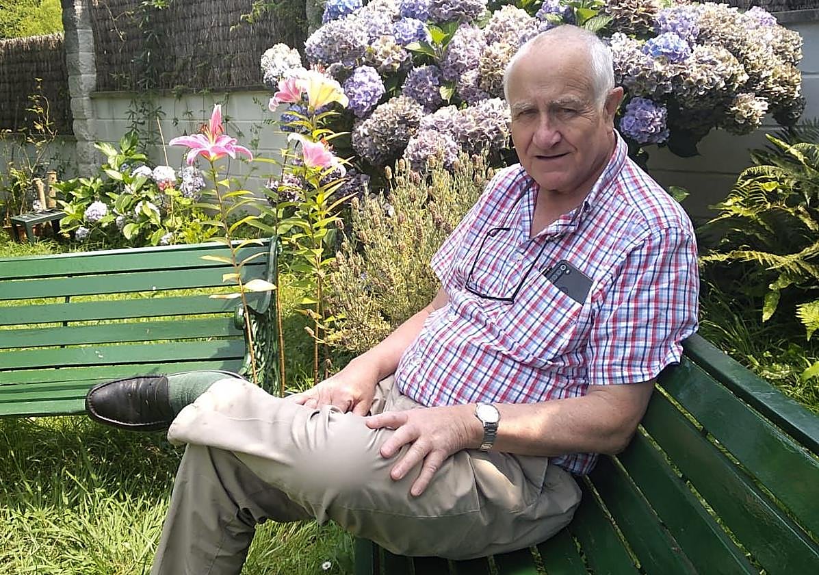 Juan Ignacio Martínez Villamil, en el jardín de su casa en Navia.