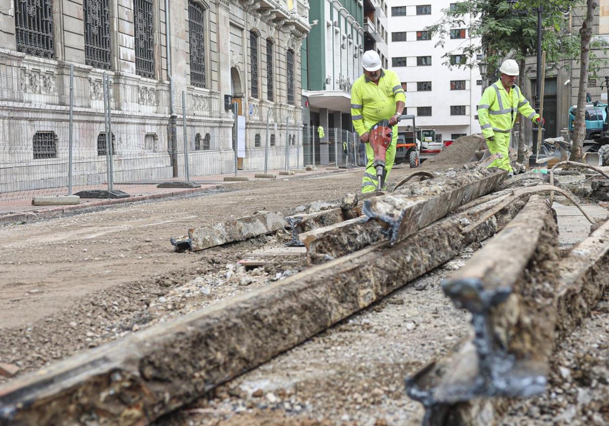 Los operarios durante la retirada de los raíles, ayer, en la calle Mendizábal.