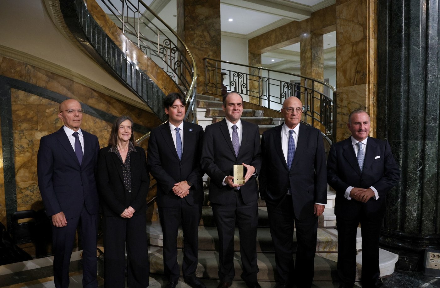 Ginés de Rus, Teresa Garcia-Milá, Borja Sánchez, Eduardo Dávila, Josep Oliu y Pablo Junceda, en la entrega del premio.