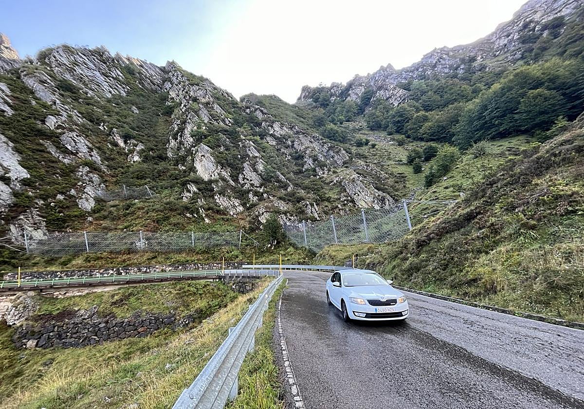 La zona de Riofrío, donde los aludes son habituales, y donde podría construirse un puente para salvar la zona más peligrosa.