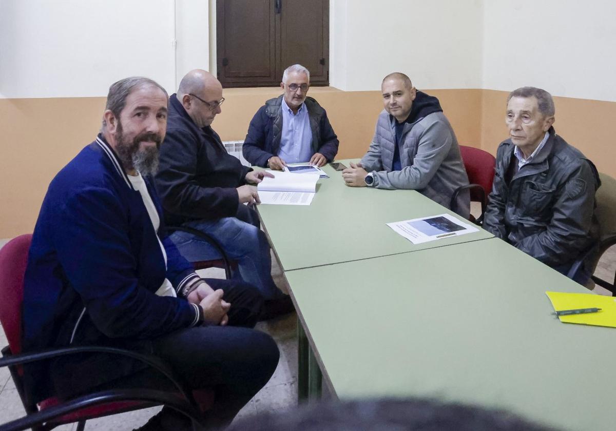 El alcalde de Carreño, Ángel García, en el centro de la imagen, reunido ayer con portavoces vecinales de Aboño, Pervera, Prendes y Veriña en las antiguas escuelas de Carrio, desde donde puede contemplarse la glorieta de El Empalme.