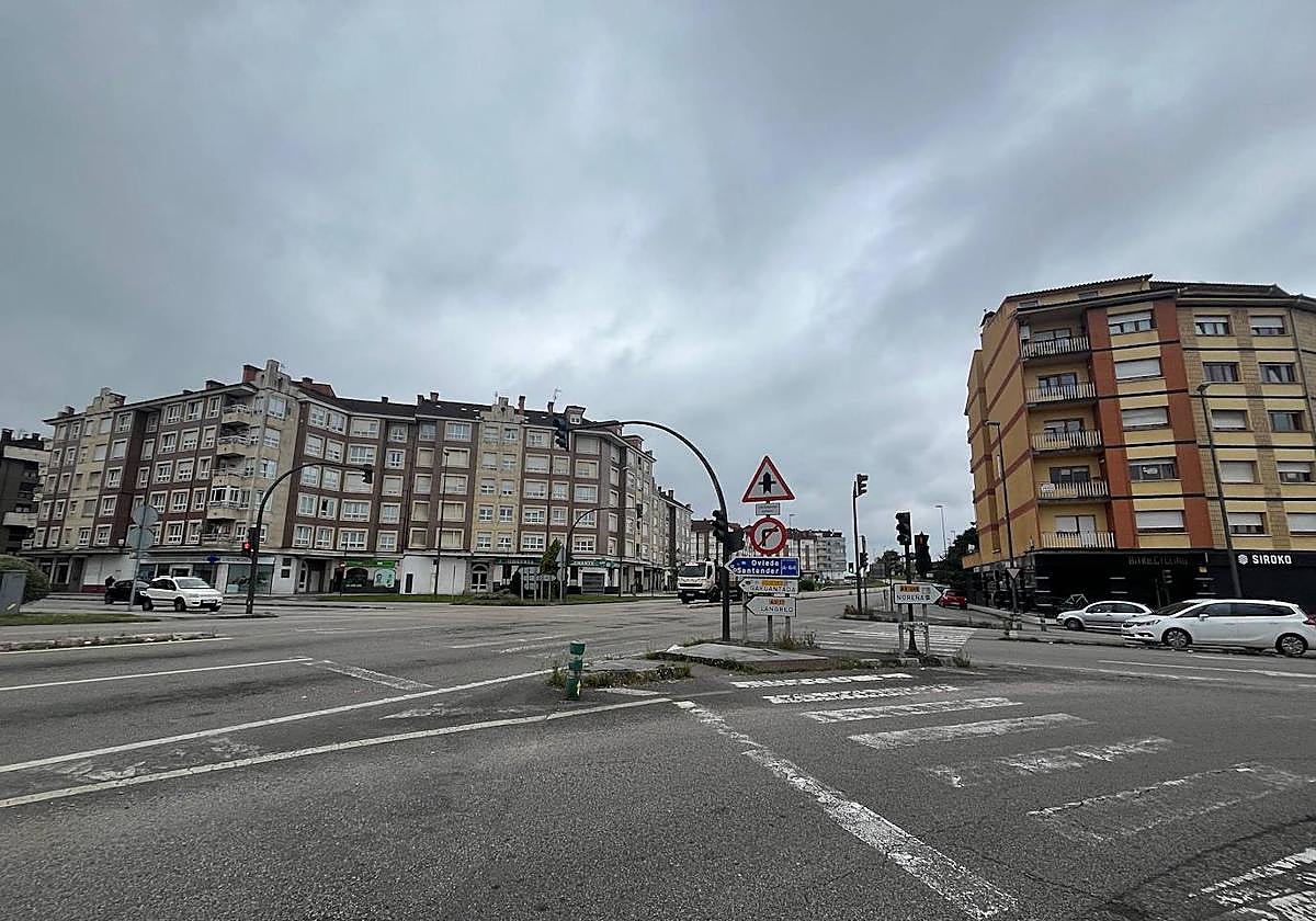 Cruce de las carreteras nacional 634 y regional AS-376, donde se construirá una gran glorieta.
