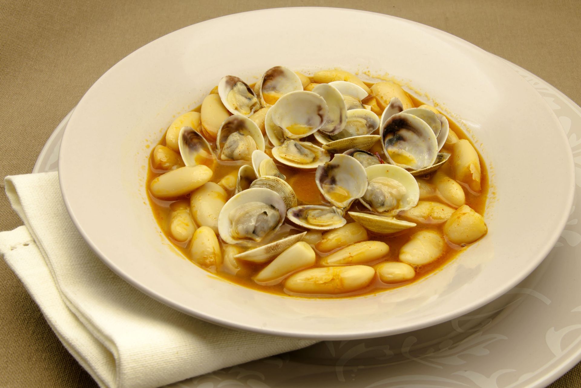 Un plato de fabes con almejas.
