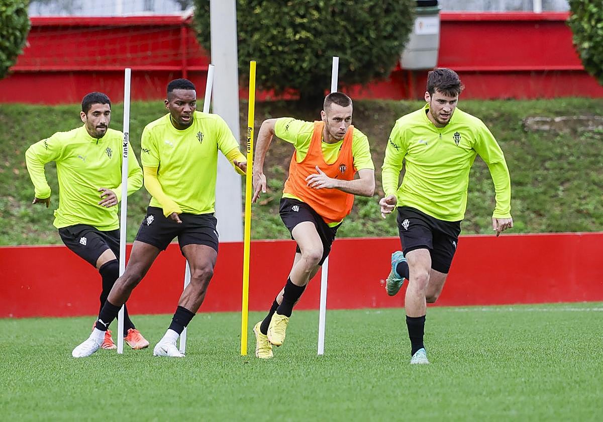Jonathan Dubasin, ayer, en la vuelta a los entrenamientos del Sporting, corriendo entre Juan Otero y Guille Rosas.