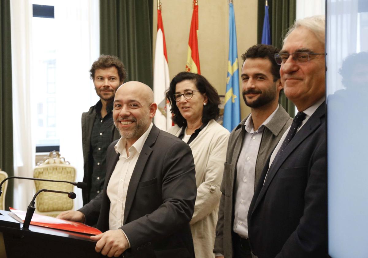 El concejal Rodrigo Pintueles, rodeado de Jesús Fernández Testón, Marta Nosti, Alejandro Navazas y Ramón García Cañal.