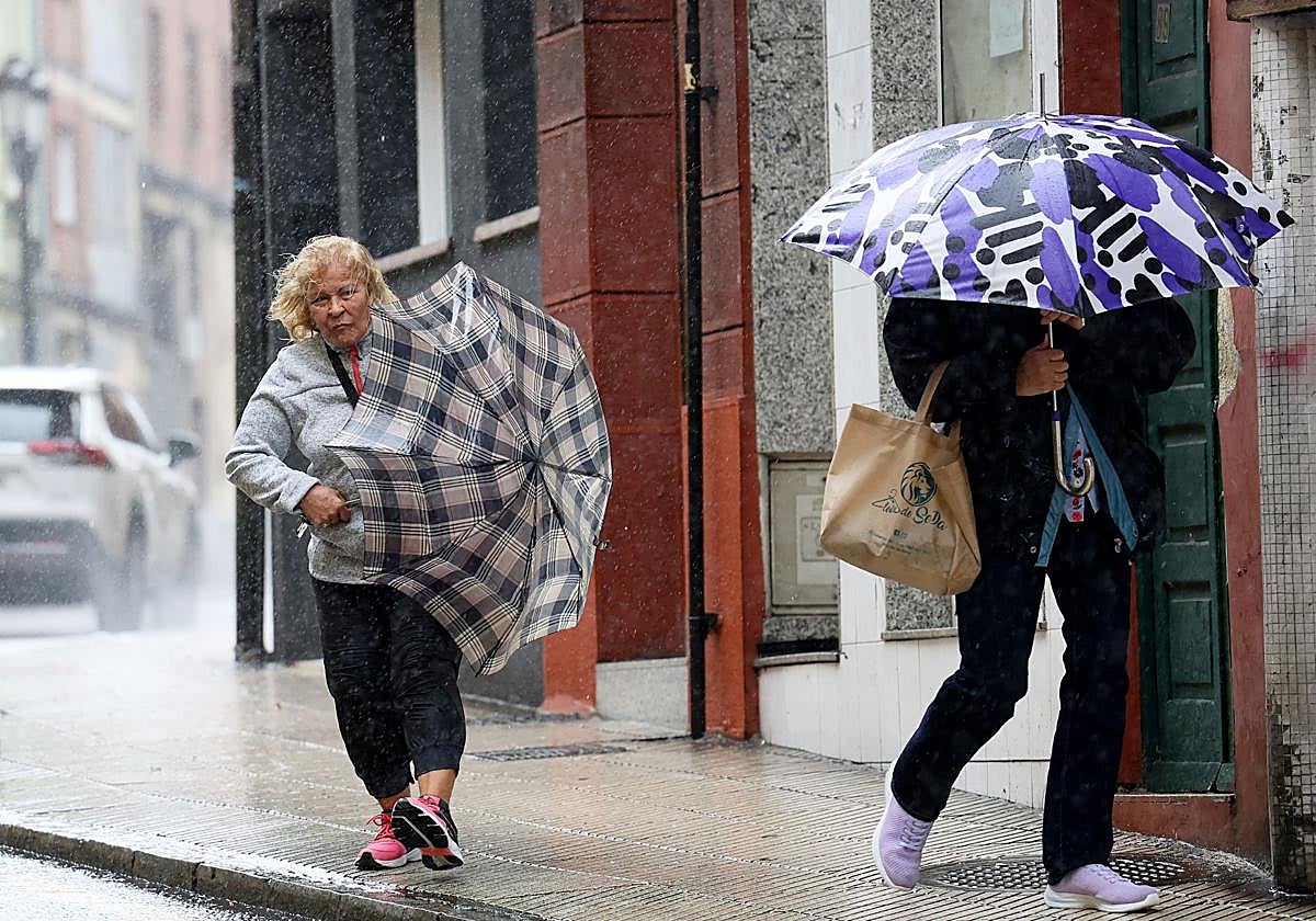 La borrasca 'Kirk' azota a Asturias con intensas rachas de viento y lluvias abundantes.