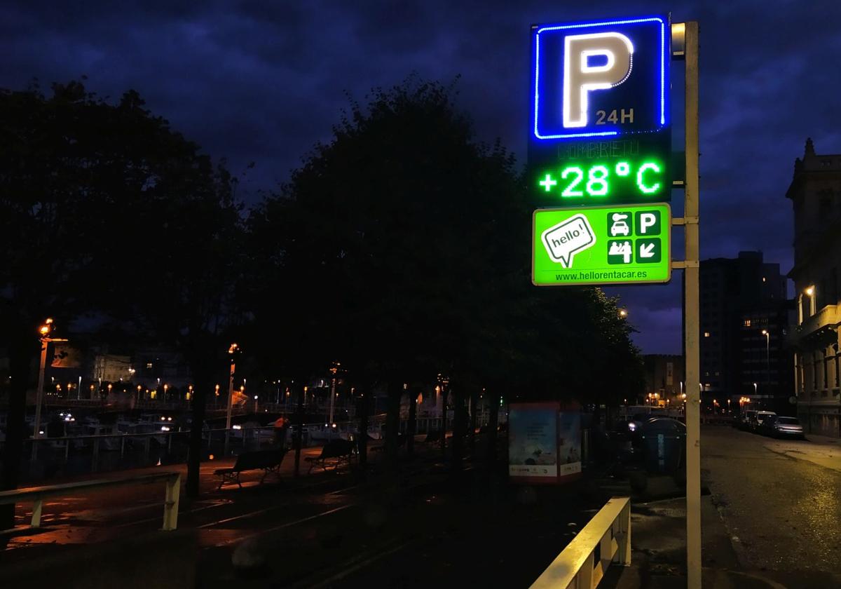 El termómetro instalado junto al parking de Fomento, en Gijón, marcaba 28 grados a las ocho de la mañana de este miércoles, 9 de octubre.