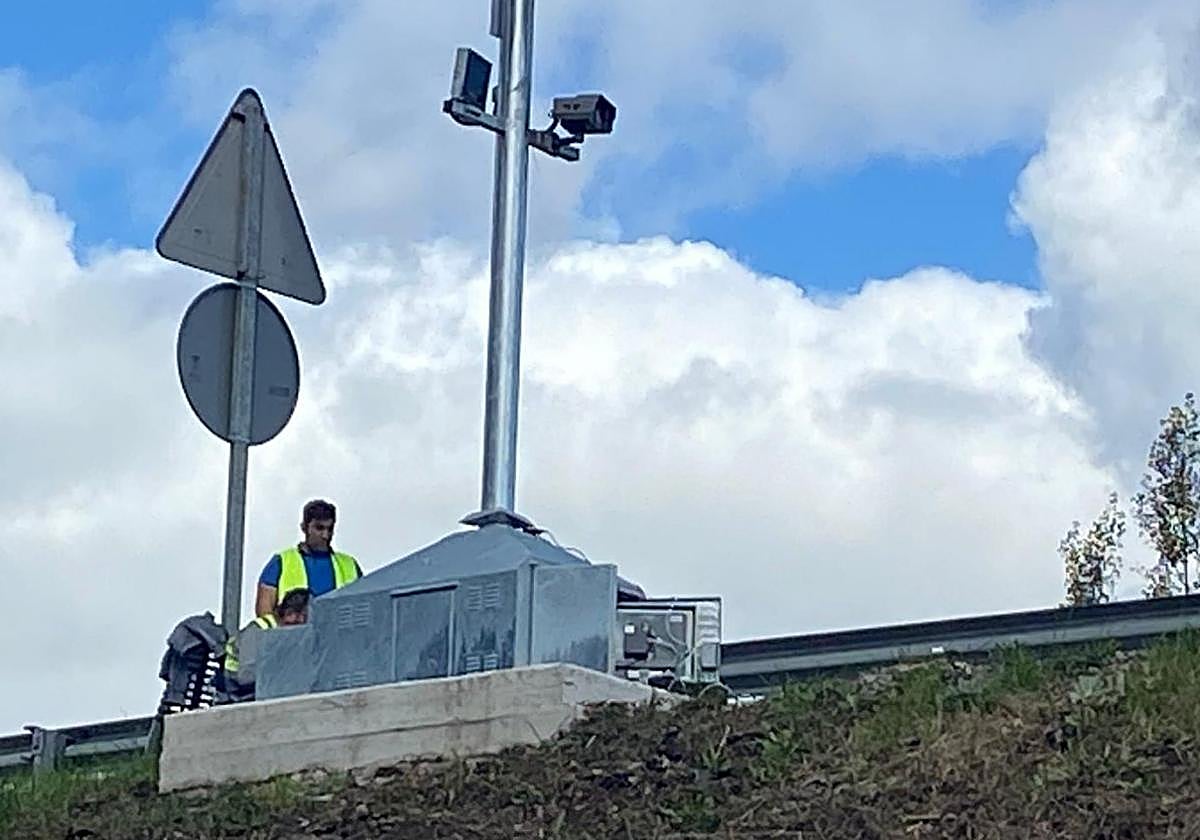 Operarios trabajando en el radar de tramo en el corredor del Nalón, a la altura de Sama.