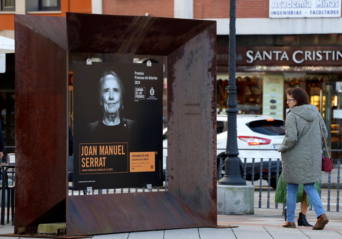 El gran marco instalado en Uría para anunciar la cita con Joan Manuel Serrat, Premio Princesa de Asturias de las Artes.
