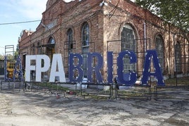 Las letras de La FPAbrica dan la bienvenida a los visitantes y cambian el amarillo de otras ediciones por el azul y el blanco.