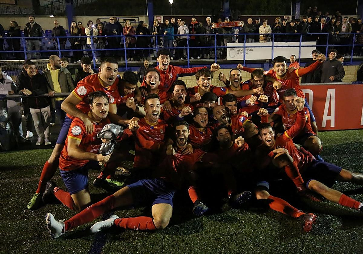 Los jugadores del Astur celebran la victoria.