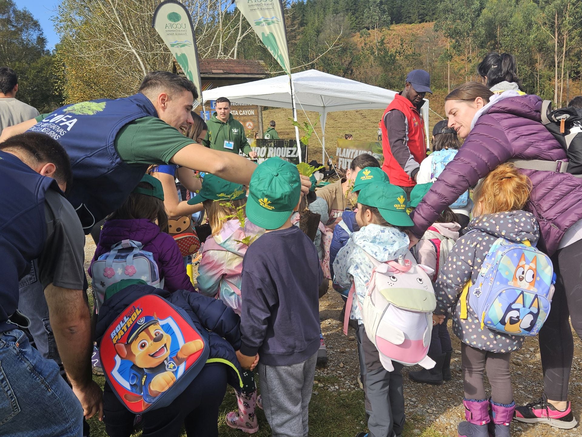 Los más pequeños celebran el Día del Árbol en Piloña