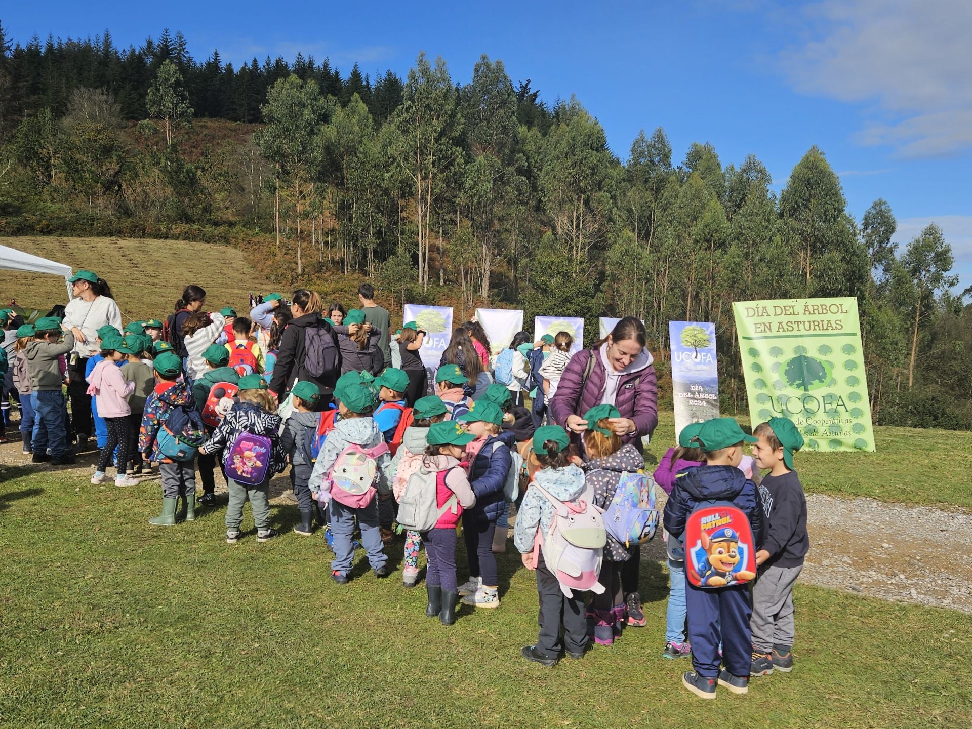 Los más pequeños celebran el Día del Árbol en Piloña