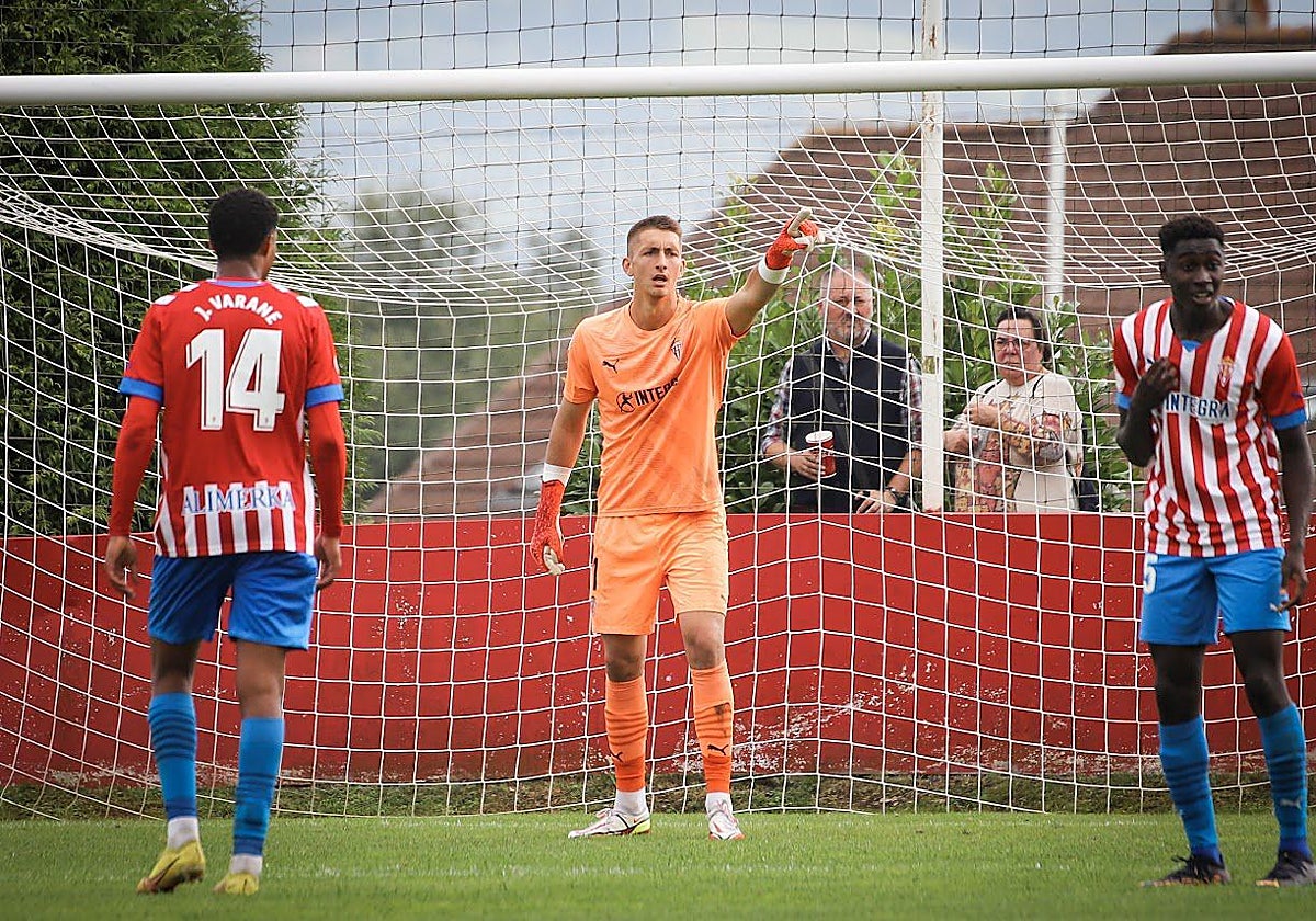 Petr, durante un partido con el Sporting Atlético en Mareo.