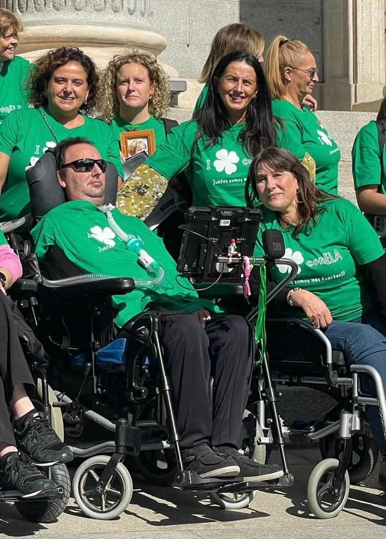 De izquierda a derecha: Mónica Riera Chave (coordinadora de ELA-Principado), José Luis Capitán; la vocal de ELA-Principado Eva Martínez González sujetando el retrato de su madre, que falleció con la enfermedad; la esposa de Capitán, Teresa Pérez; y la gijonesa Roselina Fernández.