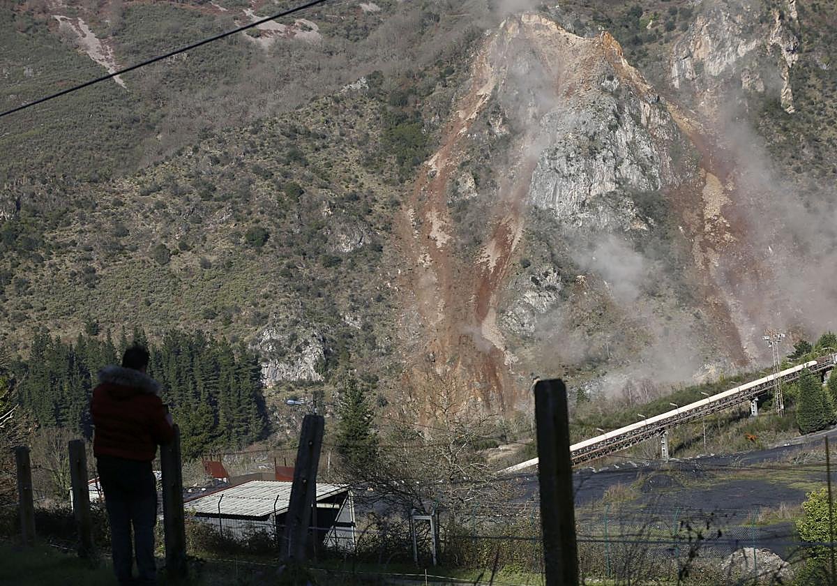 Voladuras controladas para asegurar la ladera y evitar los argayos en la carretera AS-15, en Soto de la Barca, en una imagen pasada.