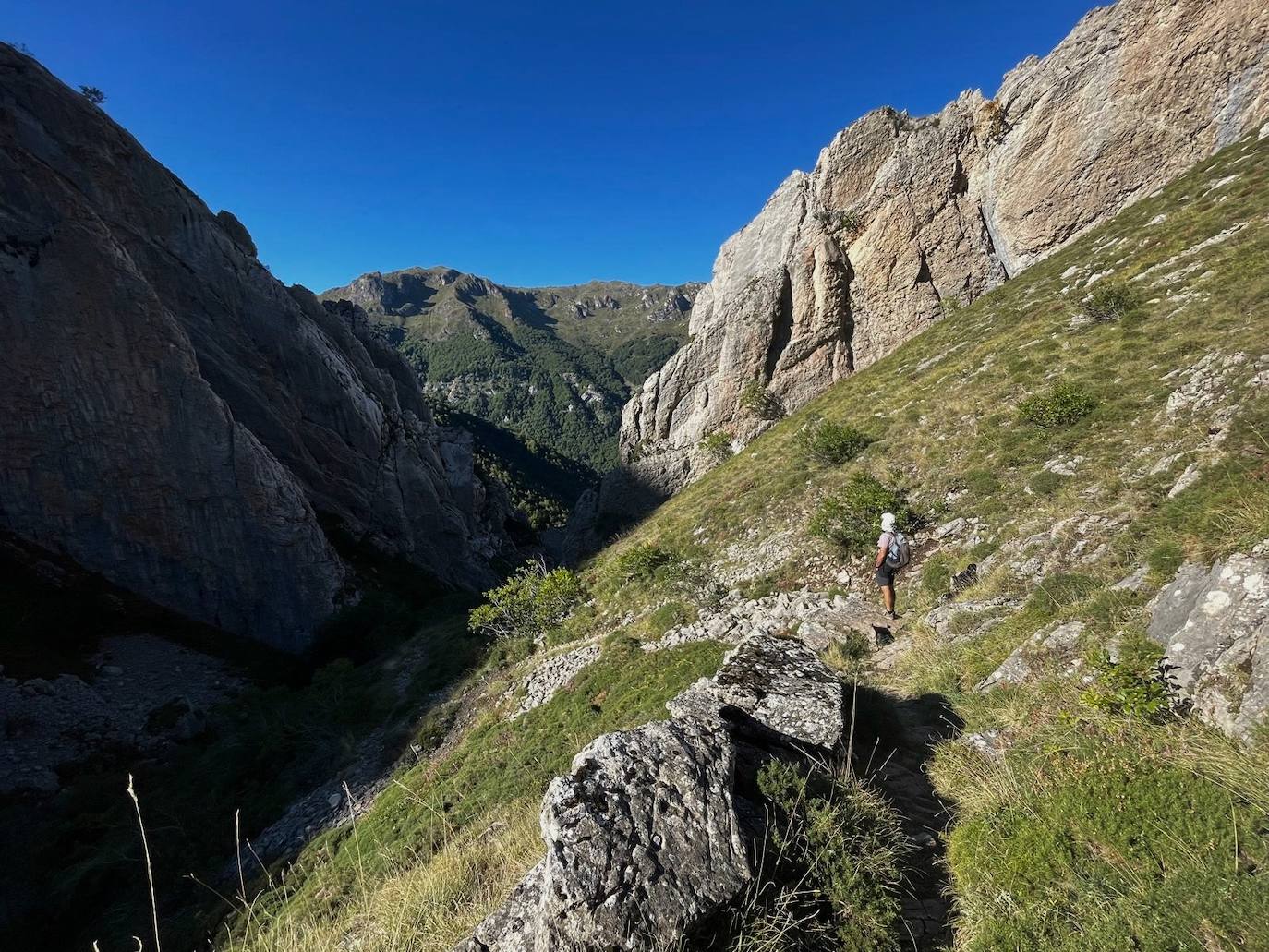 Imagen secundaria 1 - Cresteo por la sierra de los Bígaros/ saliendo de la Foz del Arroxu/ Foz del Arroxu