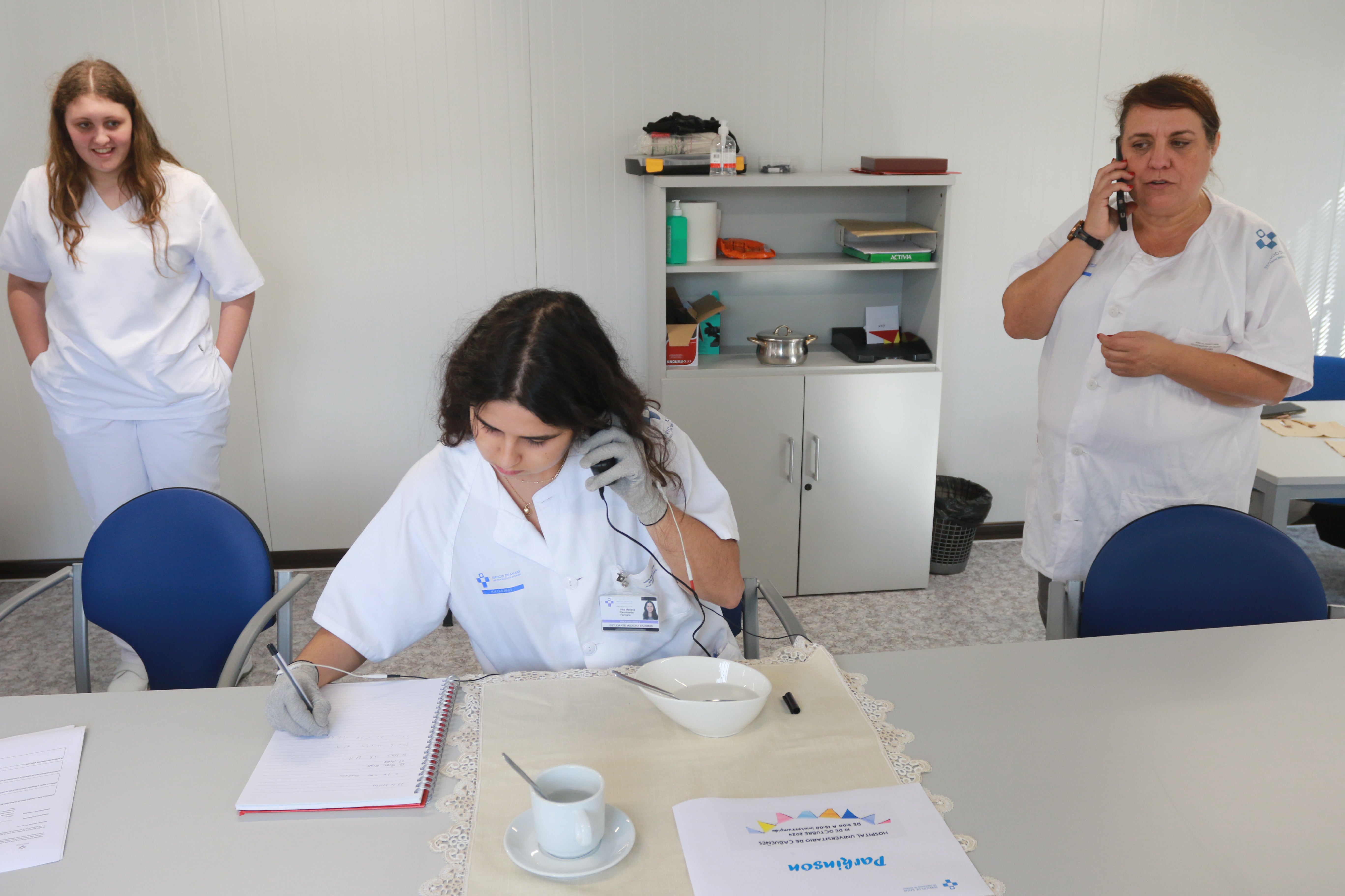 Una residente prueba los guantes que reproducen el temblor del Parkinson.