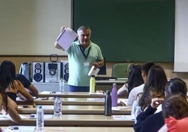 Estudiantes asturianos en uno de los exámenes de la convocatoria extraordinaria de la EBAU.