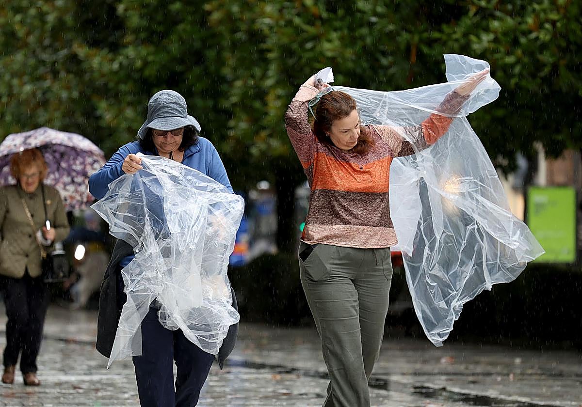 El paso de 'Kirk' por Asturias se hizo notar con abundantes lluvias y rachas de viento hasta los 160 kilómetros por hora.
