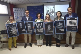 Carmen Moreno, Julio González Zapico, Sara Menéndez, María Calvo, Teresa Sanjurjo y Nacho del Río con los carteles de los premiados que exhiben cien escaparates de la ciudad.