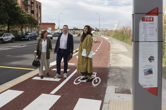 Abre el carril bici de Sanz Crespo. María López Castro, directora general de Infraestructuas; Gilberto Villoria, edil de Obras Públicas; y Marta Martínez Maese, ingeniera técnica, en la inauguración.