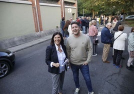 Juan Suárez y Amelia Charro, ayer, durante la jornada electoral.