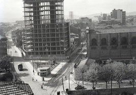 Cruce de Los Campos con el quiosco de Valiño y la iglesia de los Capuchinos, mientras se construía el edificio de Rubiera donde estuvo el palacete de Antonio Truan. Fecha: 1956.