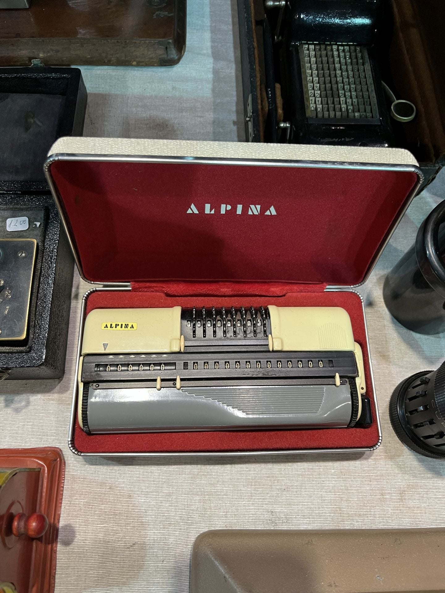 La Alpina fue una calculadora alemana que se fabricó en 1961 para hacerle competencia a la Curta. Sólo se produjeron 1.000 unidades y no tuvo éxito comercial porque estaba desfasada. Pero tuvo una peculiaridad: un año antes, en 1960, se elaboraron unos diez prototipos de la máquina para probar el modelo en los que todo el sistema de ruedas dentadas estaba hecho a mano. Cuando empezó la producción, en 1961, las máquinas no dejaban los dientes de las ruedas exactamente igual que los artesanos y tuvieron que dejar la fabricación. Está en Antigüedades El Pienna (expositor 60) y cuesta 2.000 euros.