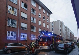 El incendio se originó en la cocina de una vivienda de la calle Ruta del Alba, en Gijón, mientras la propietaria no se encontraba en el interior.