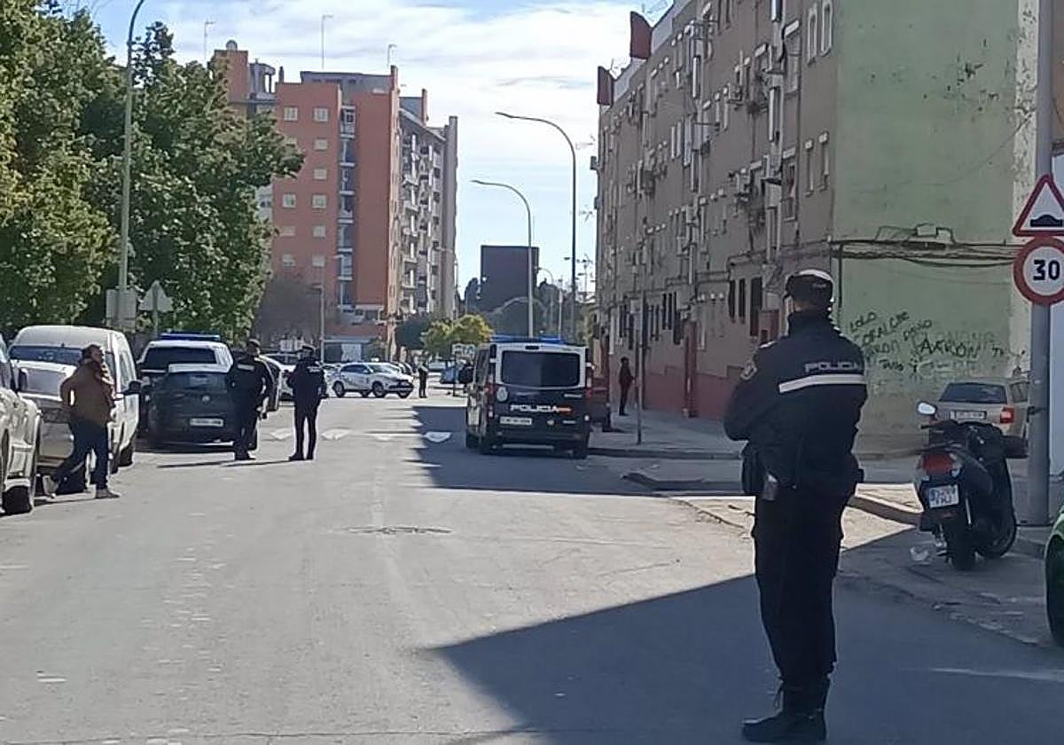 Agentes de la Policía Nacional en el barrio de El Torrejón, en Huelva, donde tuvo lugar el tiroteo.