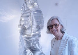 María Dolores Jiménez-Blanco, con una obra de Sempere.